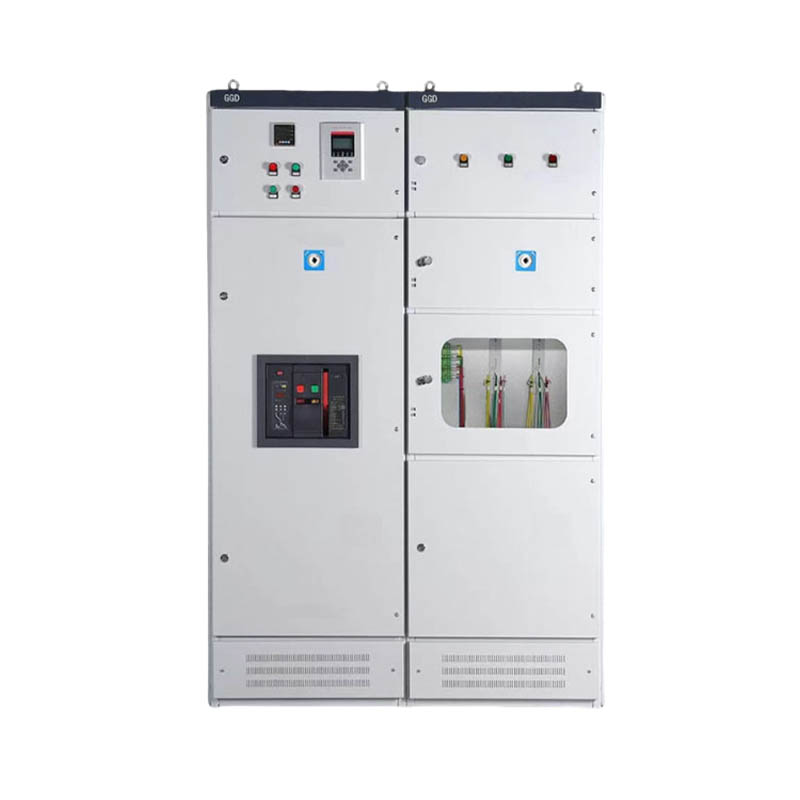 How can the capacity of the capacitor compensation device on a low voltage switchboard be dynamically adjusted according to the target power factor value?